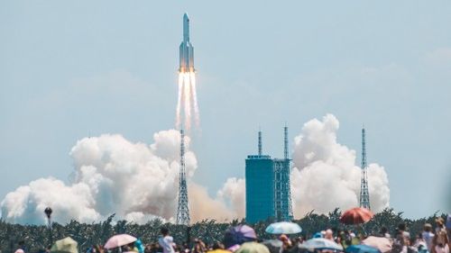 Už zase. Trosky čínské rakety zamíří nekontrolovaně k Zemi